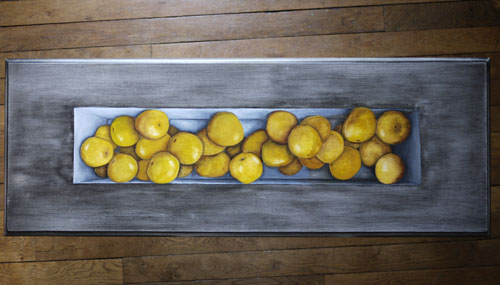 une table basse avec plateau représentant des pommes