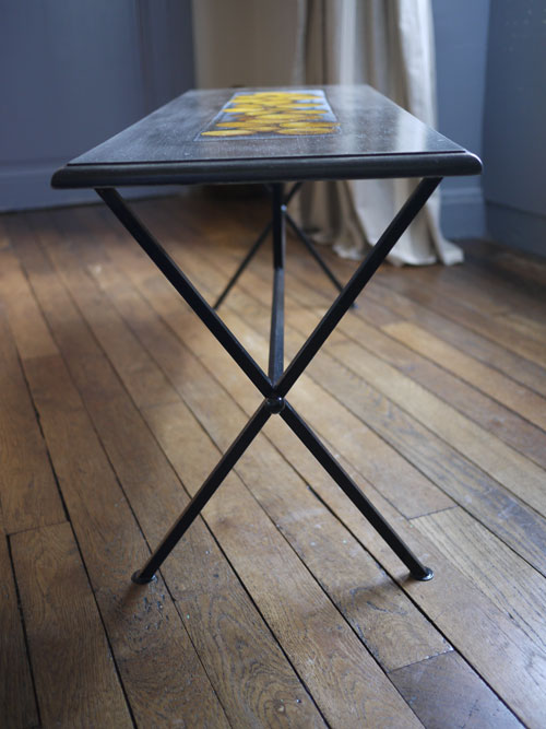 une table basse avec plateau représentant des pommes